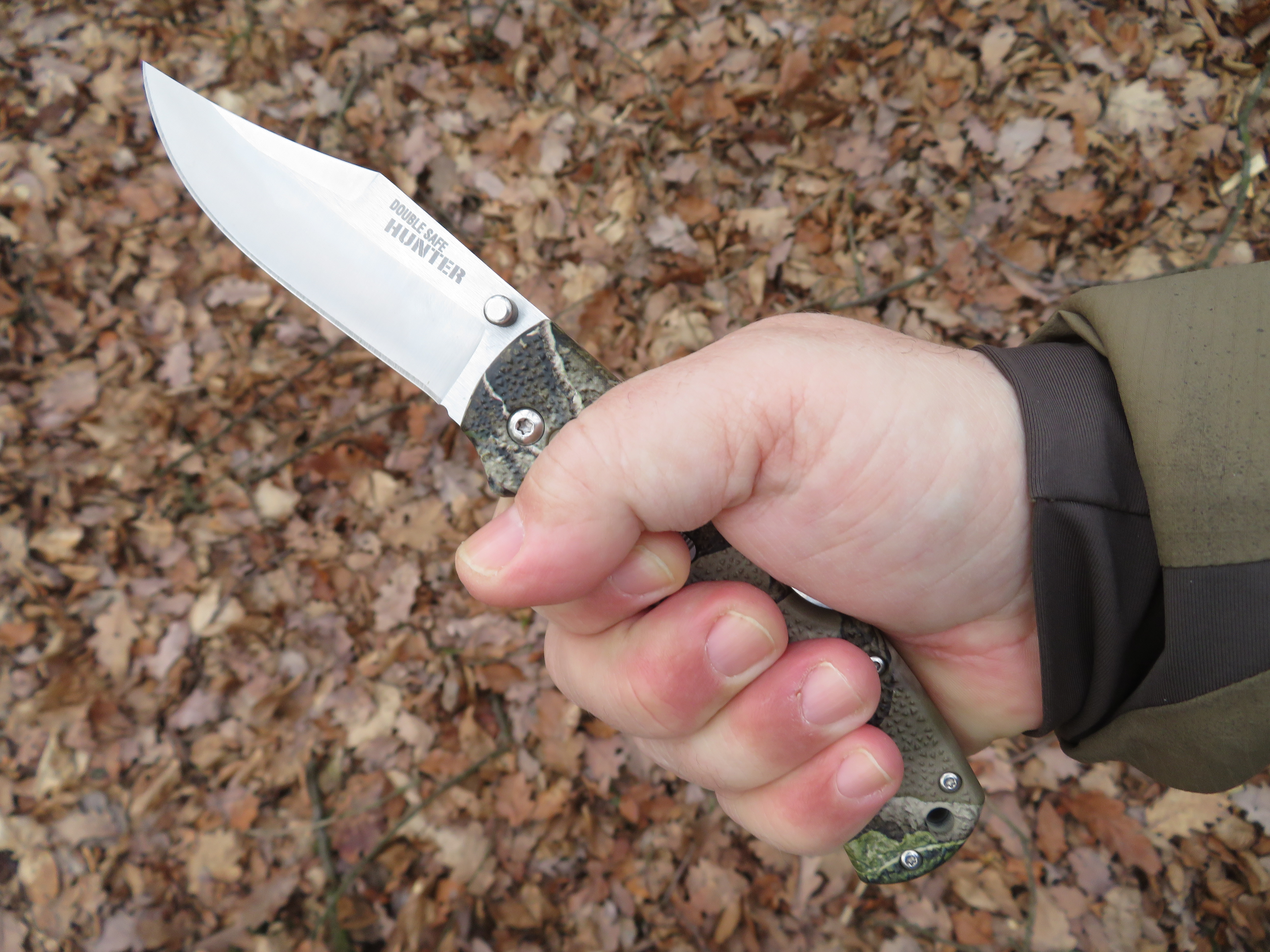 Rukojeť nože Cold Steel Double Safe Hunter je tvořena materiálem GFN, což je nylon zpevněný skelnými vlákny. 